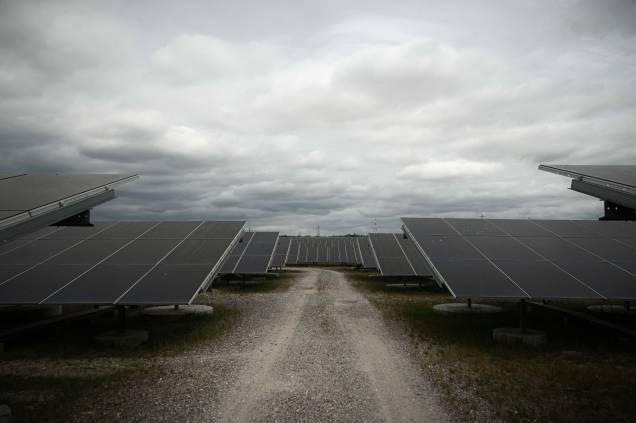 Painéis solares da fazenda Labarde em Bordeaux, sudoeste da França, em 12 de maio de 2022. - A fazenda solar de 140.000 painéis solares está localizada em um antigo aterro e é a maior fazenda solar urbana da Europa. Painéis solares da fazenda Labarde em Bordeaux, sudoeste da França, em 12 de maio de 2022. - A fazenda solar de 140.000 painéis solares está localizada em um antigo aterro e é a maior fazenda solar urbana da Europa.