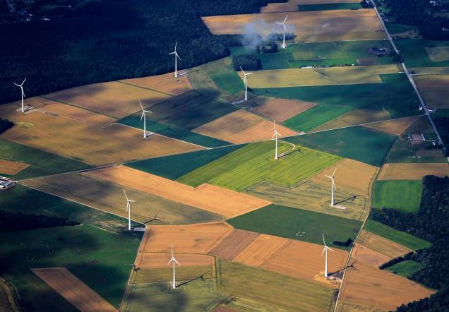 Vista aérea de um campo com turbinas eólicas na Bélgica. Vista aérea de um campo com turbinas eólicas na Bélgica.
