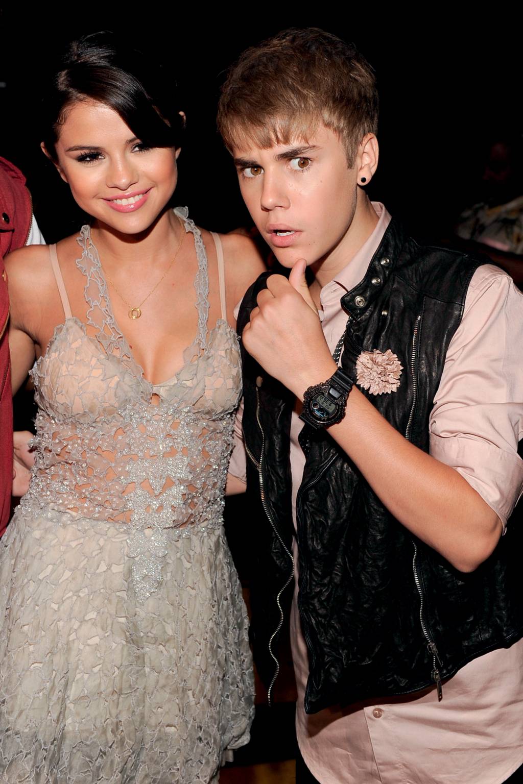 2011 Teen Choice Awards – Backstage And Audience DESTRUIÇÃO DA AUTOESTIMA - Entre 2011 e 2018, a atriz Selena Gomez viveu um relacionamento conturbado com o cantor Justin Bieber. Depois do rompimento, ela revelou que era constantemente desvalorizada pelo ex-namorado -