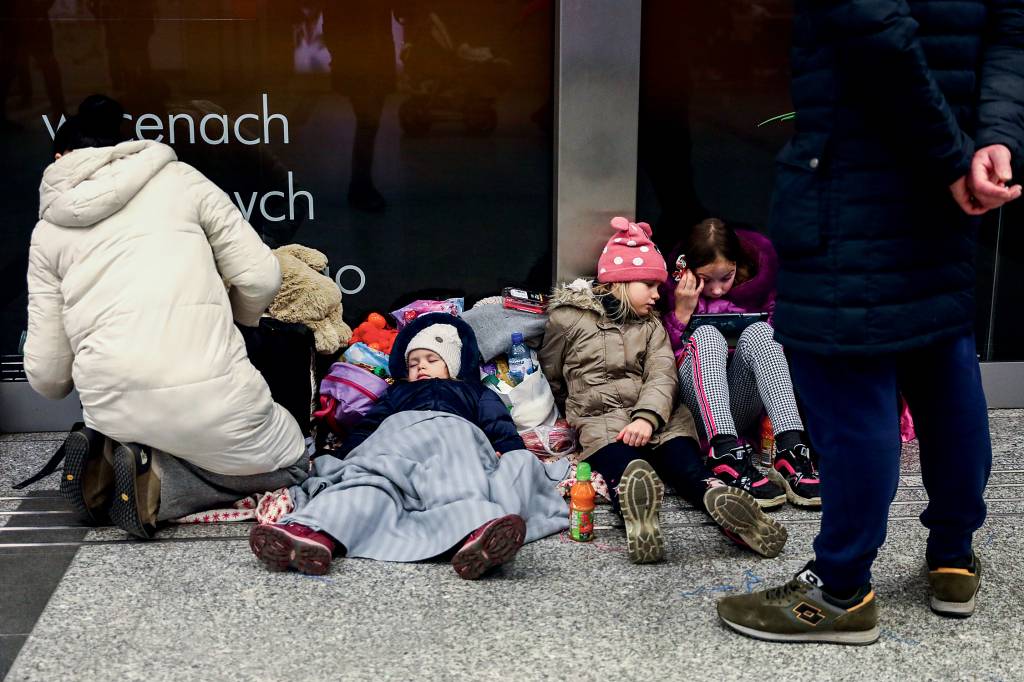Ukrainian Refugees At The Train Station In Poland OUTRA BATALHA - Polônia: a lotação em abrigos leva crianças para as ruas -