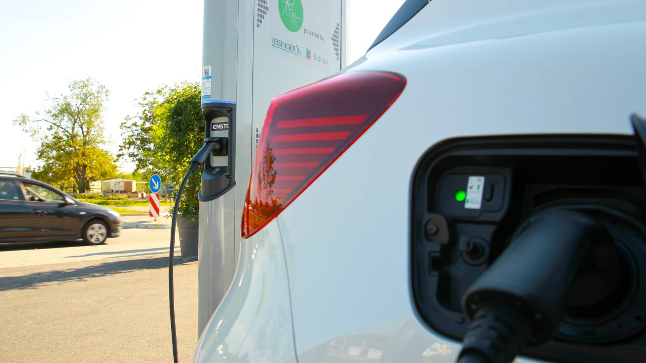 Germany, Neuenburg am Rhein - May 12, 2022: Regional State Garden Show - Landesgartenschau, Electric Car Charging Station, Ladestation, plug in Hybrid, Elektro, KFZ, Renault Captur, plugin (Photo by Mandoga Media/picture alliance via Getty Images)