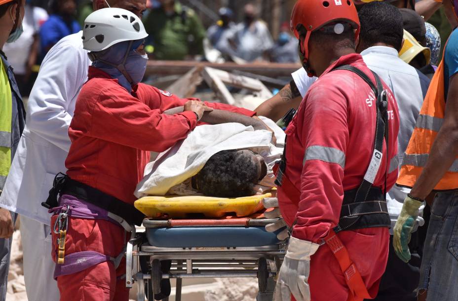 Uma pessoa ferida é levada ao hospital, após uma forte explosão no Hotel Saratoga, em Havana, em 6 de maio de 2022. Oito pessoas morreram e cerca de 30 ficaram feridas, no centro da cidade , informou o governo cubano, acrescentando que a explosão provavelmente foi causada por um vazamento de gás.