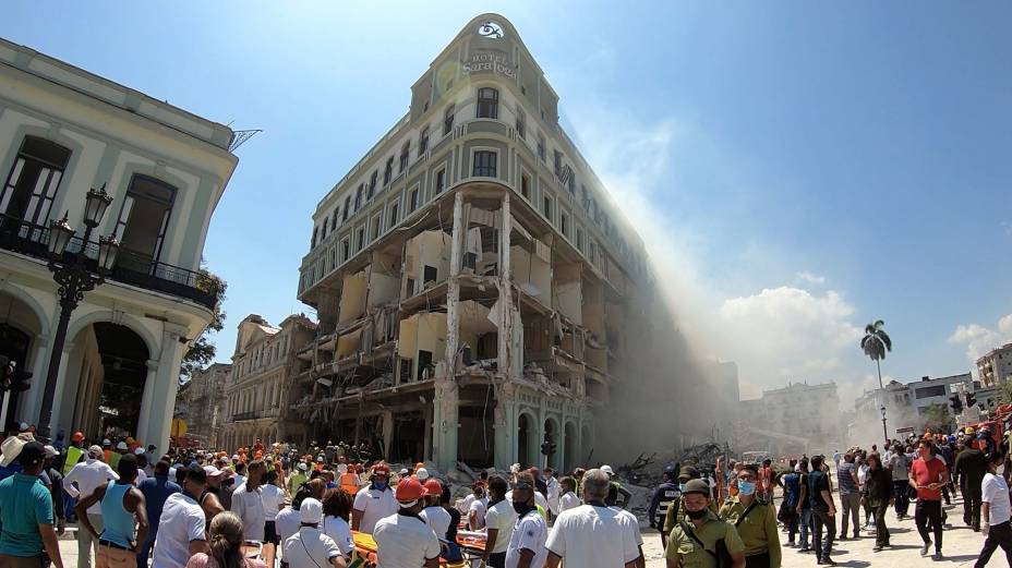 Soldados do corpo bombeiros cubano nos escombros, tentam encontrar sobreviventes, após uma grande explosão no Hotel Saratoga, na capital cubana.