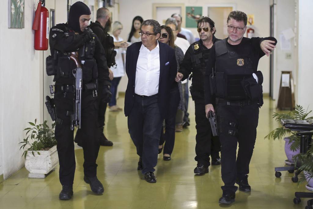 JOAO-SANTANA-POLICIA-FEDERAL.jpg SOBROU SÓ PARA ELE - João Santana: preso por receber dinheiro no exterior -