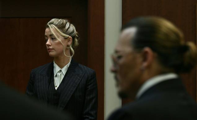Os atores Amber Heard e Johnny Depp aguardam, enquanto o júri entra no Tribunal do Condado de Fairfax em Fairfax, Virgínia, em 17 de maio de 2022. Os atores Amber Heard e Johnny Depp aguardam, enquanto o júri entra no Tribunal do Condado de Fairfax em Fairfax, Virgínia, em 17 de maio de 2022.