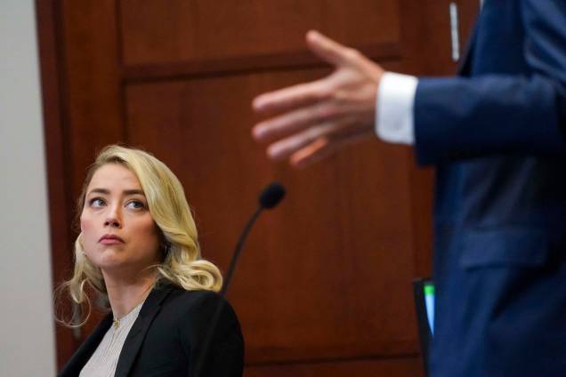 A atriz norte-americana Amber Heard, durante o julgamento por difamação do ex-marido Johnny Depp contra ela no Tribunal de Justiça do Condado de Fairfax em Fairfax, Virgínia, em 18 de maio de 2022. A atriz norte-americana Amber Heard, durante o julgamento por difamação do ex-marido Johnny Depp contra ela no Tribunal de Justiça do Condado de Fairfax em Fairfax, Virgínia, em 18 de maio de 2022.