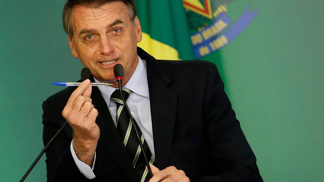 Revista VejaMatéria: O presidente Jair Bolsonaro assina decreto que facilita a posse de armas de fogo.Personagem: Jair Bolsonaro, presidente da RepúblicaFoto: Cristiano MarizData: 15/01/2019Local: Palácio do Planalto - Brasília - DF
