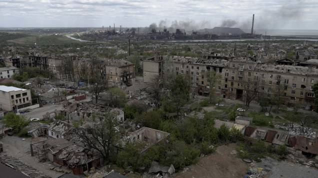 Cena de Destruição, mostra a cidade de Mariupol e a siderúrgica Azovstal em 10 de maio de 2022, em meio à ação militar russa em andamento na Ucrânia. Cena de Destruição, mostra a cidade de Mariupol e a siderúrgica Azovstal em 10 de maio de 2022, em meio à ação militar russa em andamento na Ucrânia.