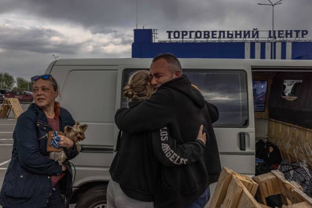 Pessoas se abraçam ao chegarem no ponto de evacuação em Zaporizhzhia, Ucrânia, 02 de maio de 2022. Milhares de pessoas, ainda estão em Mariupol e outras áreas do sul da Ucrânia, ocupada pelo exército russo. Pessoas se abraçam ao chegarem no ponto de evacuação em Zaporizhzhia, Ucrânia, 02 de maio de 2022. Milhares de pessoas, ainda estão em Mariupol e outras áreas do sul da Ucrânia, ocupada pelo exército russo.