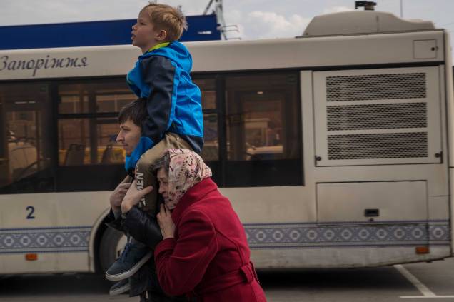 Famílias chegam da cidade de Tokmak, ocupada pelos russos, no ponto de evacuação em Zaporizhzhia, Ucrânia, 02 de maio de 2022. Famílias chegam da cidade de Tokmak, ocupada pelos russos, no ponto de evacuação em Zaporizhzhia, Ucrânia, 02 de maio de 2022.