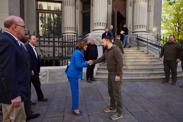 Presidente da Ucrânia Volodymyr Zelensky recebendo a presidente da Câmara do Congresso dos Estados Unidos, Nancy Pelosi , durante sua reunião em Kiev. Presidente da Ucrânia Volodymyr Zelensky recebendo a presidente da Câmara do Congresso dos Estados Unidos, Nancy Pelosi , durante sua reunião em Kiev.