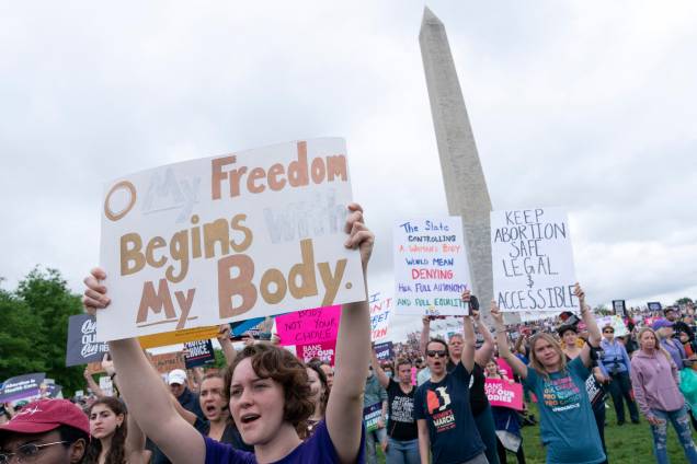 Manifestação de ativistas pelos direitos ao aborto no Monumento `a Washington antes de marchar para a Suprema Corte dos EUA em Washington, DC, 14 de maio de 2022. Manifestação de ativistas pelos direitos ao aborto no Monumento `a Washington antes de marchar para a Suprema Corte dos EUA em Washington, DC, 14 de maio de 2022.