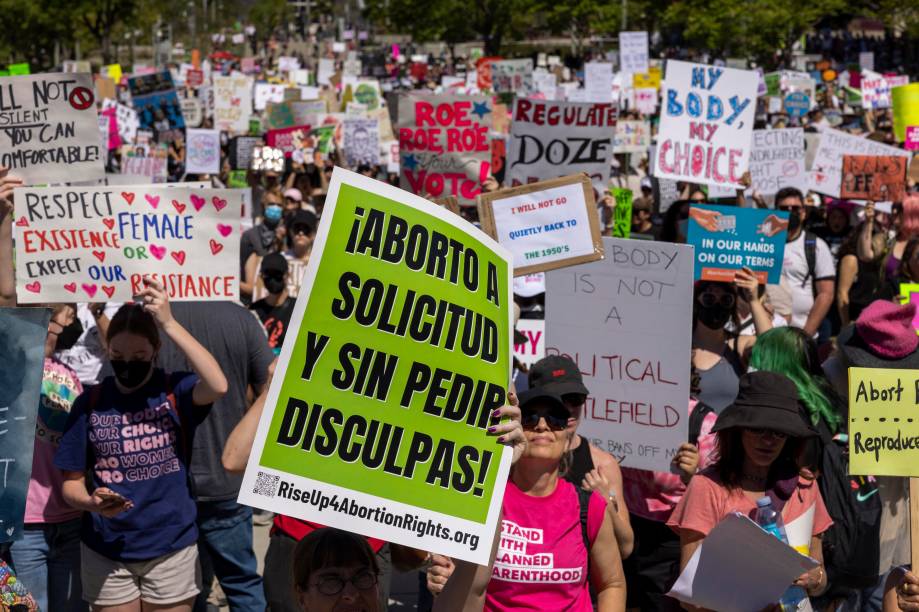 Protestos pelos direitos ao aborto da Bans Off Our Bodies que estão sendo realizados em todo o país hoje, perto da Prefeitura de Los Angeles, Califórnia, em 14 de maio de 2022.