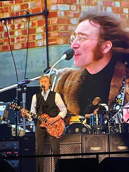 PauleJohn Paul McCartney faz dueto com John Lennon em show em Seattle, nos Estados Unidos (02/05/2022) -