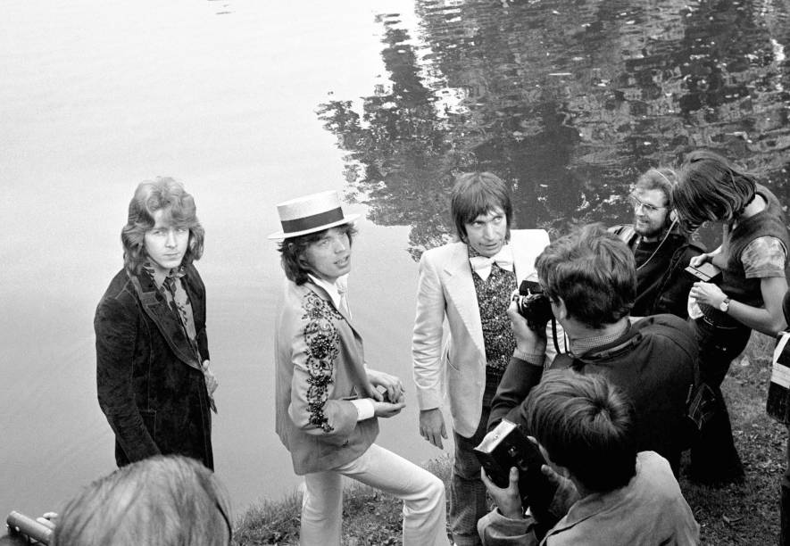 O guitarrista Mick Taylor, Mick Jagger e o baterista Charlie Watts, durante uma coletiva de imprensa no Bois de Boulogne em Paris, França. em 1971. Os Rolling Stones mudaram-se para o sul da França para escaparem dos onerosos impostos britânicos. Gerou o álbum mais seminal da banda, “Exile on Main St”. O título é uma referência à sua sonegação de impostos.