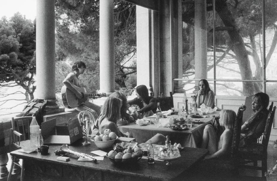 Tommy Weber, Gram Parsons, Gretchen Burell, Anita Pallenberg, Jake Weber, Keith Richards, durante o café da manhã, no terraço da Ville Nellcote em Villefranche Sur Mer, no sul da França, durante gravações do disco "Exile On Main St." dos Rolling Stones, de 1971.