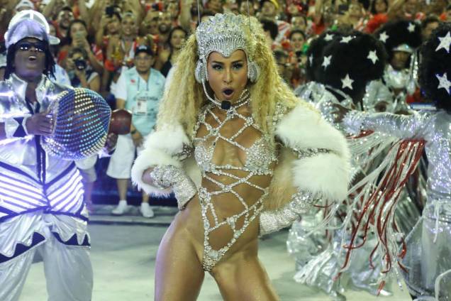 Sabrina Sato desfilando pela Unidos de Vila Isabel pelo Grupo Especial, na Marquês de Sapucaí, Sambódromo do Rio de Janeiro no Carnaval de 2017. Sabrina Sato desfilando pela Unidos de Vila Isabel pelo Grupo Especial, na Marquês de Sapucaí, Sambódromo do Rio de Janeiro no Carnaval de 2017.