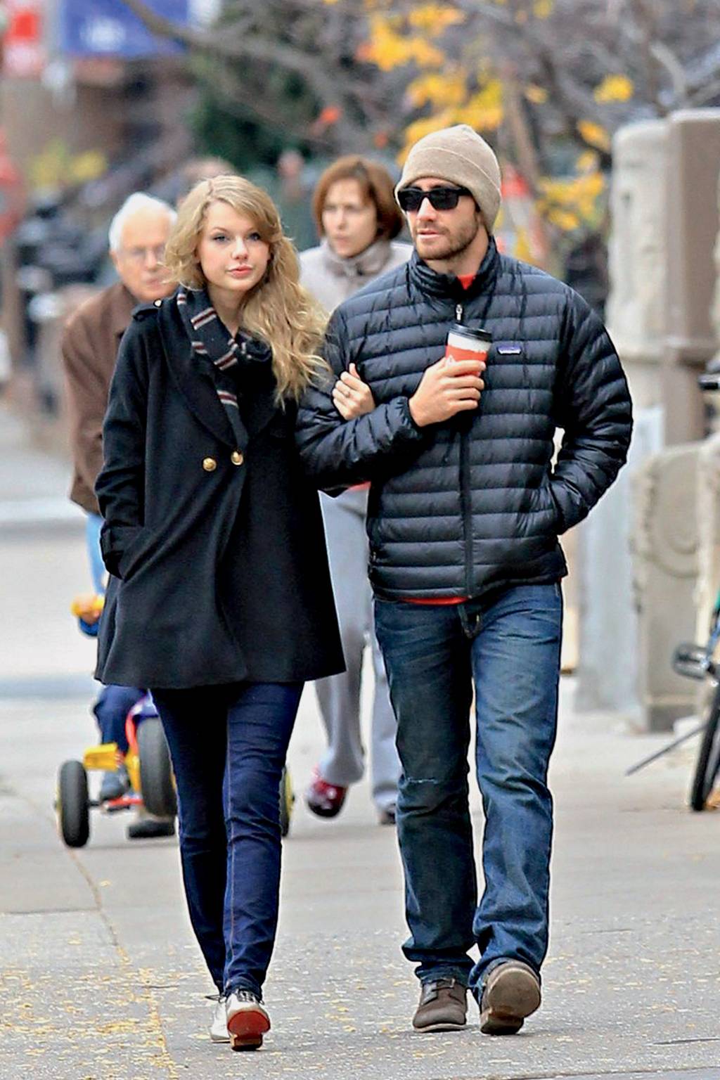 Exclusive – Taylor Swift & Jake Gyllenhaal Spend Thanksgiving Together DESCRÉDITO CONTUMAZ - Na canção All Too Well, a cantora Taylor Swift conta que o ex-namorado, o ator Jake Gyllenhaall, tentava convencê-la de que situações reais não
haviam realmente acontecido -