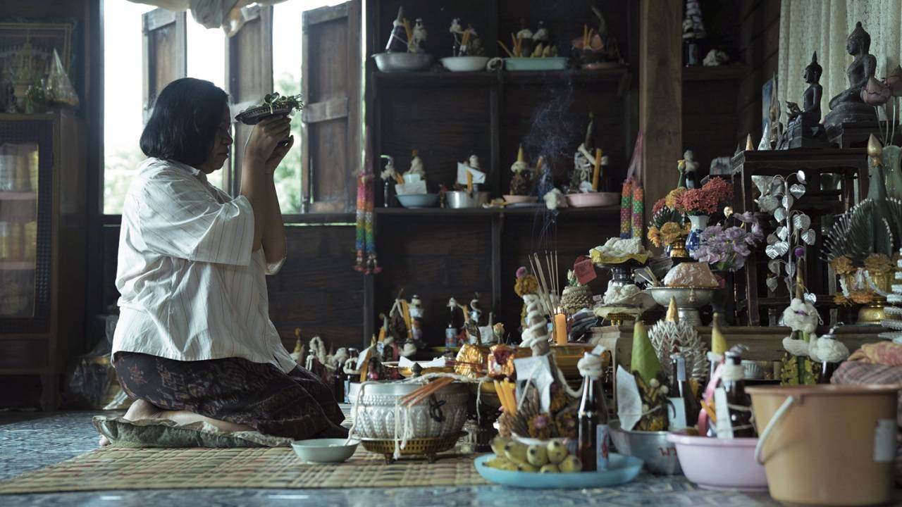 SOBRENATURAL - Uma das xamãs do filme: sincretismo religioso peculiar explorado em forma de falso documentário -