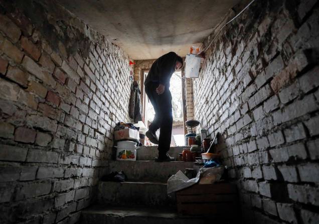 Morador local Nikolay (60), mostra a entrada de seu abrigo subterrâneo em casa destruída na vila de Kozarovychi, Ucrânia, 16 de maio de 2022. Morador local Nikolay (60), mostra a entrada de seu abrigo subterrâneo em casa destruída na vila de Kozarovychi, Ucrânia, 16 de maio de 2022.
