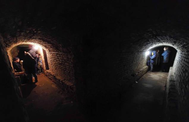 Pessoas se acomodam numa galeria subterrânea de um edifício histórico que está sendo usado como abrigo antiaéreo, durante um alerta de ataque aéreo na cidade de Lviv. Pessoas se acomodam numa galeria subterrânea de um edifício histórico que está sendo usado como abrigo antiaéreo, durante um alerta de ataque aéreo na cidade de Lviv.