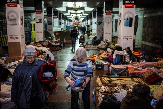 Pessoas se abrigam e vivem em uma estação de metrô em Kharkiv, leste da Ucrânia, em 30 de abril de 2022. Pessoas se abrigam e vivem em uma estação de metrô em Kharkiv, leste da Ucrânia, em 30 de abril de 2022.