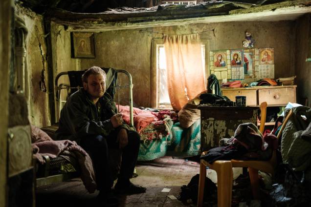 Um homem em sua casa sem eletricidade, abastecimento de água e rede telefônica em Lysychansk, leste da Ucrânia, em 15 de maio de 2022, em meio à invasão russa da Ucrânia. Um homem em sua casa sem eletricidade, abastecimento de água e rede telefônica em Lysychansk, leste da Ucrânia, em 15 de maio de 2022, em meio à invasão russa da Ucrânia.