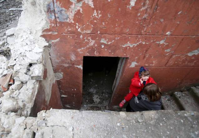 Moradores de Sievierodonetsk, Lugansk Oblast, seguem para o porão onde se abrigam, durante intensos bombardeios das forças russas e separatistas que apoiam. Moradores de Sievierodonetsk, Lugansk Oblast, seguem para o porão onde se abrigam, durante intensos bombardeios das forças russas e separatistas que apoiam.