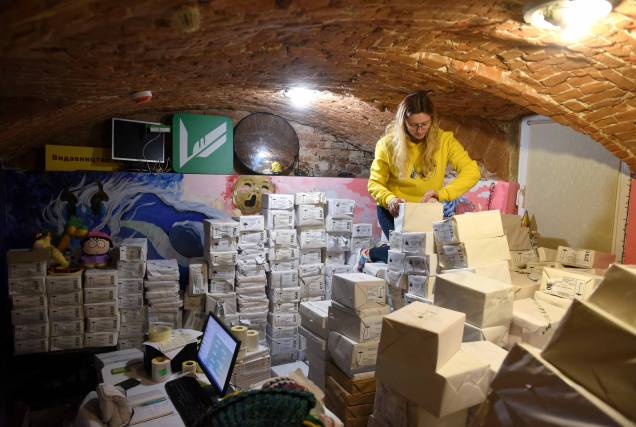 Romana Yaremyn mostra centenas de livros em um bunker de sua editora na cidade de Kharkiv, no leste da Ucrânia, para protegê-los dos constantes ataques russos. Romana Yaremyn mostra centenas de livros em um bunker de sua editora na cidade de Kharkiv, no leste da Ucrânia, para protegê-los dos constantes ataques russos.