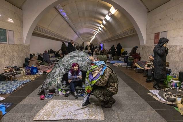 Um militar ucraniano abraça seu filho na estação de metrô Dorohozhychi, que é usada como abrigo antiaéreo em Kiev, Ucrânia, em 15 de maio de 2022. Um militar ucraniano abraça seu filho na estação de metrô Dorohozhychi, que é usada como abrigo antiaéreo em Kiev, Ucrânia, em 15 de maio de 2022.