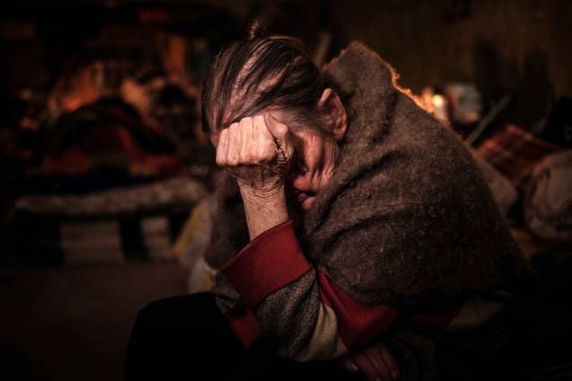 Klaudia Pushnir, 88, se refugia no porão de um apartamento durante explosões de morteiros em Severodonetsk, leste da Ucrânia, em 18 de maio de 2022. Klaudia Pushnir, 88, se refugia no porão de um apartamento durante explosões de morteiros em Severodonetsk, leste da Ucrânia, em 18 de maio de 2022.