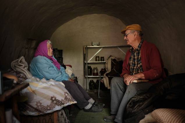 Um homem e sua esposa, conversam sentados em um abrigo em Sydorove, leste da Ucrânia, em 17 de maio de 2022. Um homem e sua esposa, conversam sentados em um abrigo em Sydorove, leste da Ucrânia, em 17 de maio de 2022.
