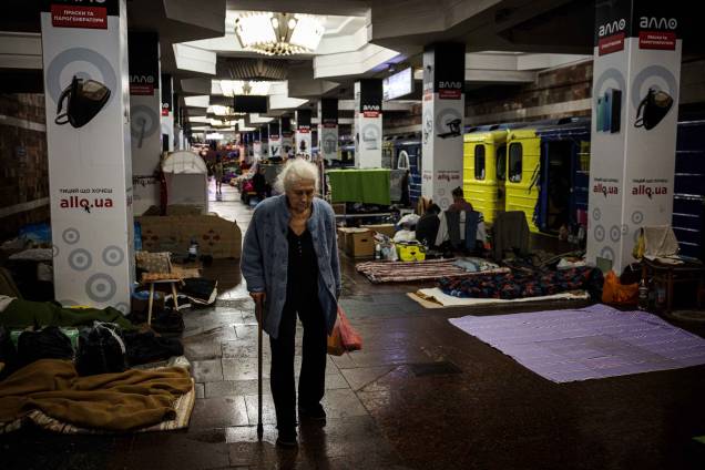 Idosa caminha enquanto se abriga e vive em uma estação de metrô em Kharkiv, leste da Ucrânia, em 18 de maio de 2022. Idosa caminha enquanto se abriga e vive em uma estação de metrô em Kharkiv, leste da Ucrânia, em 18 de maio de 2022.