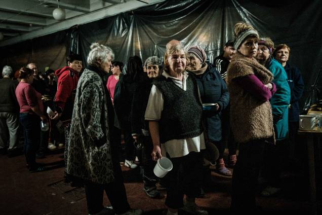 Pessoas aguardam distribuição de alimentos em um bunker de uma fábrica em Severodonetsk, leste da Ucrânia. Pessoas aguardam distribuição de alimentos em um bunker de uma fábrica em Severodonetsk, leste da Ucrânia.