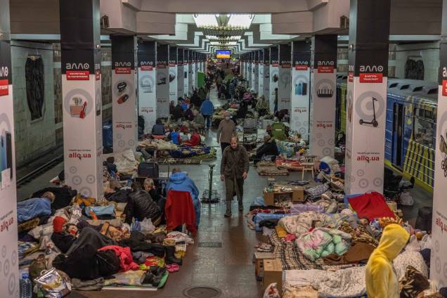 Pessoas dentro de uma estação de metrô usada como abrigo antiaéreo, enquanto o ataque da Rússia à Ucrânia continua, em Kharkiv, nordeste da Ucrânia. Pessoas dentro de uma estação de metrô usada como abrigo antiaéreo, enquanto o ataque da Rússia à Ucrânia continua, em Kharkiv, nordeste da Ucrânia.