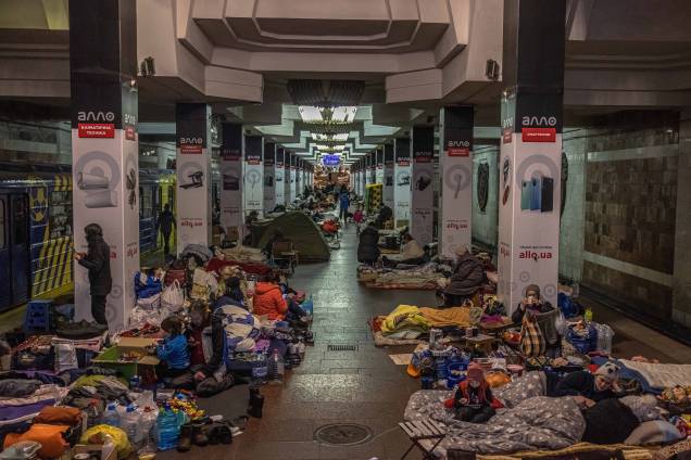 Pessoas dentro de uma estação de metrô usada como abrigo antiaéreo, enquanto o ataque da Rússia à Ucrânia continua, em Kharkiv, nordeste da Ucrânia. Pessoas dentro de uma estação de metrô usada como abrigo antiaéreo, enquanto o ataque da Rússia à Ucrânia continua, em Kharkiv, nordeste da Ucrânia.