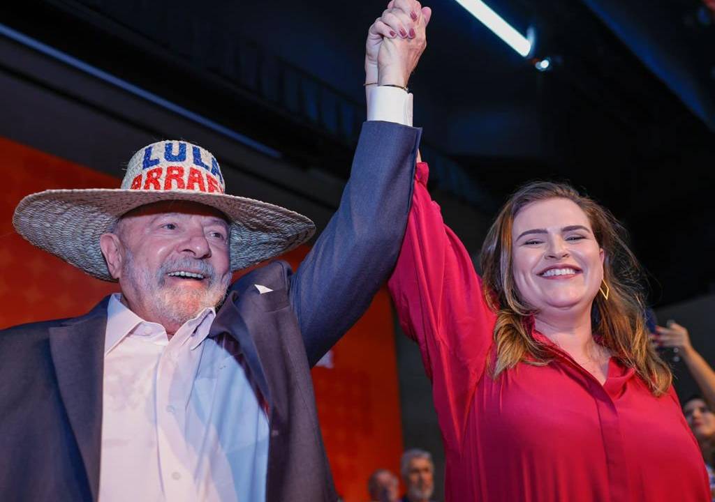 O ex-presidente Lula (PT) e a deputada federal Marília Arraes (Solidariedade) em evento de oficialização de apoio do partido a Lula: pré-candidata ao governo de Pernambuco foi preterida pelo ex-presidente, que declarou apoiar Danilo Cabral (PSB), mas pretende seguir na cola do petista
