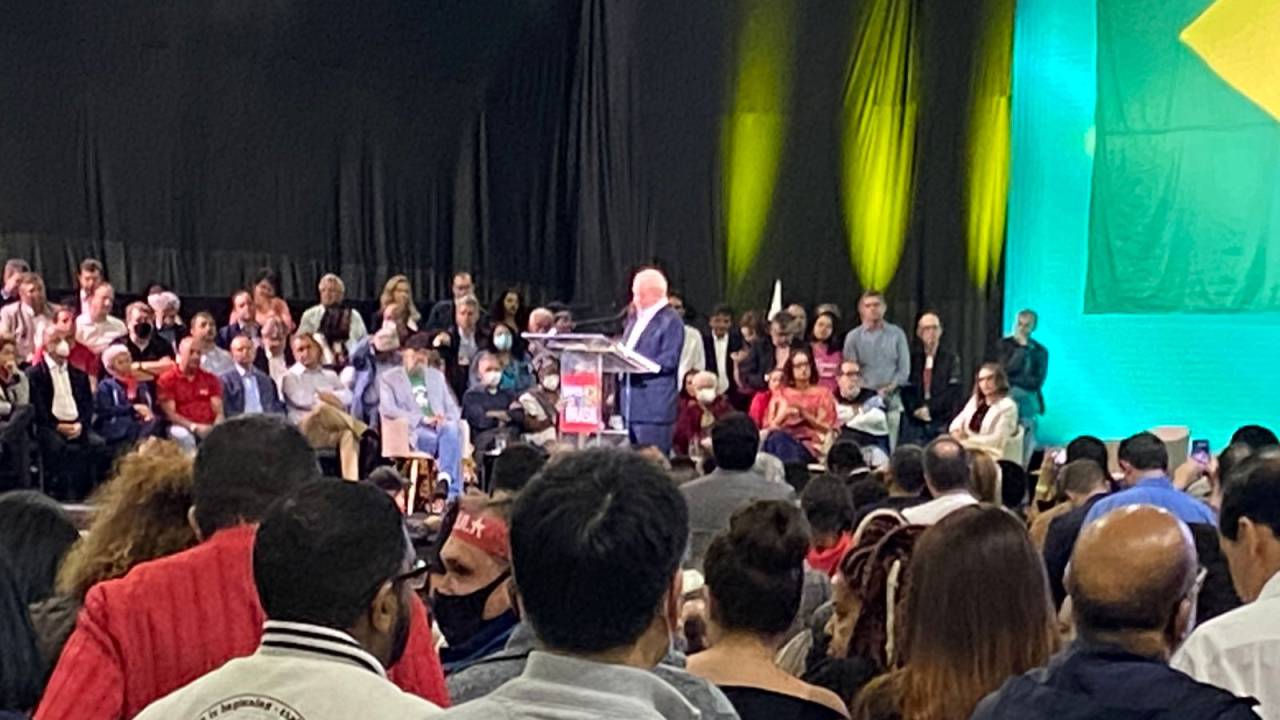 Lula discursa em ato de oficialização de campanha