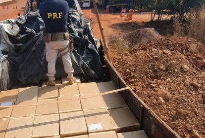 Foto de 2021 mostra operação de apreensão de castanhas da Polícia Rodoviária Federal em Guajará-Mirim (RO), na fronteira com a Bolívia