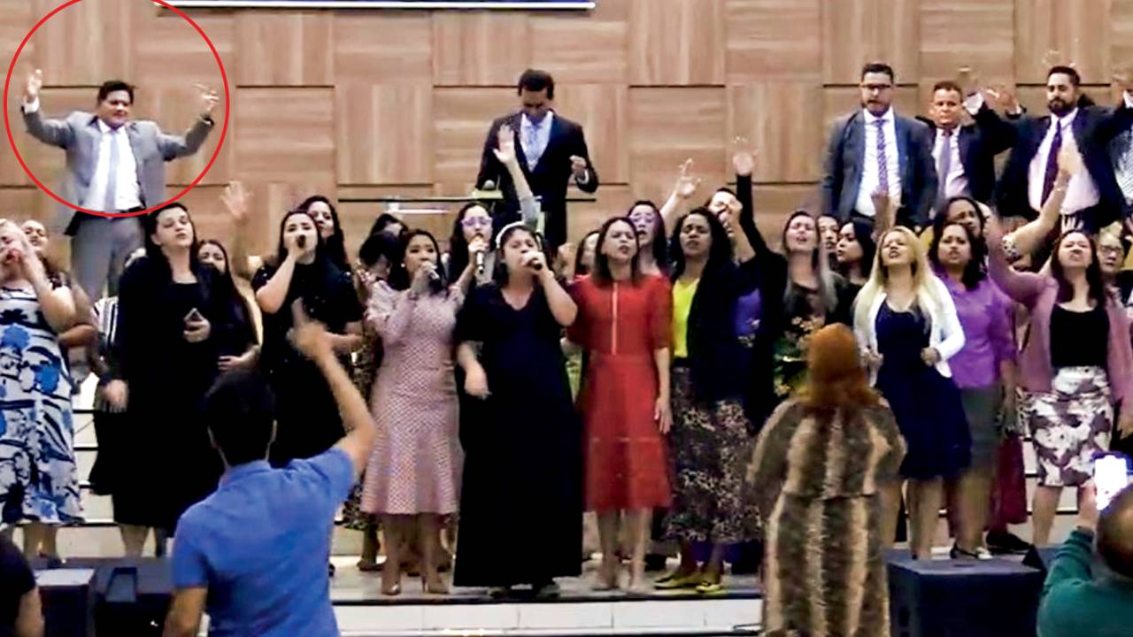 ABENÇOADO - O pastor Gilmar Santos (de terno cinza, à esq.) em culto de sua igreja: “Minha vida é uma carta aberta” -