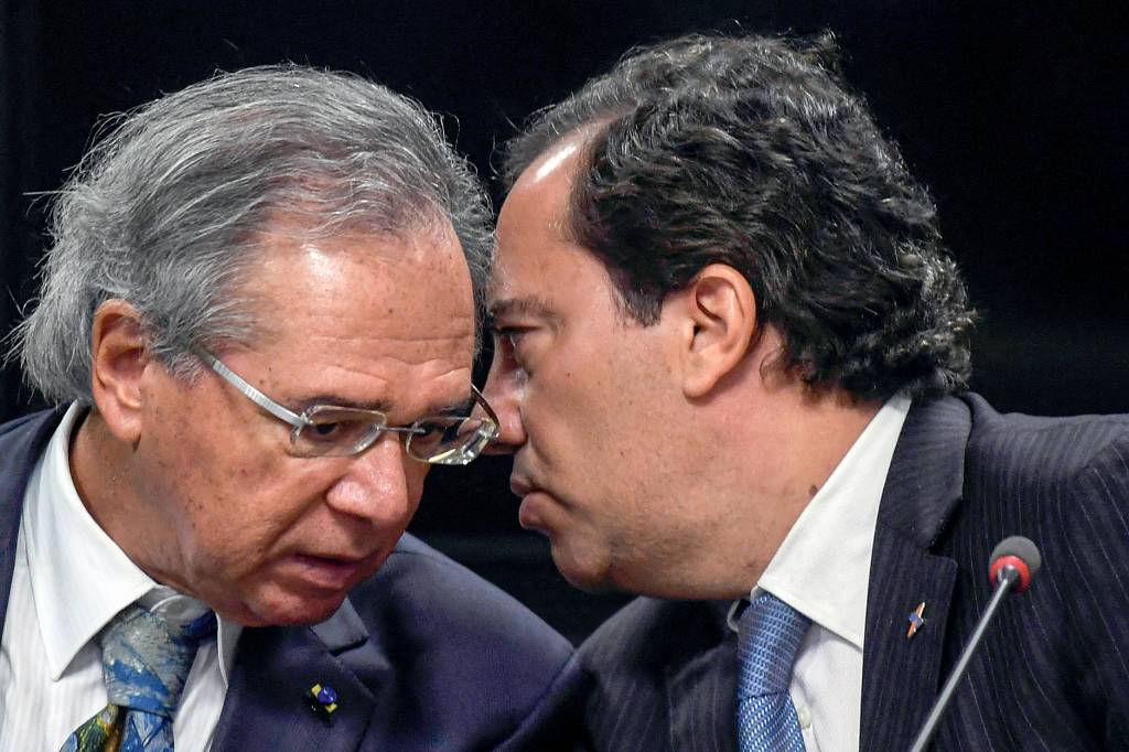 Collective Paulo Guedes and Pedro Guimaraes MUDANÇA DE TOM - Com Guedes (à esq.): o executivo assumiu prometendo privatizações, mas preferiu abrir agências -
