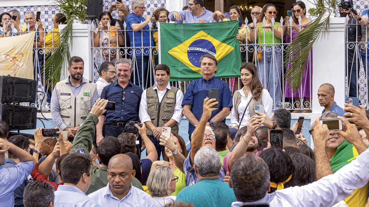 VALE-TUDO - Bolsonaro e Collor no mesmo palanque: amigos de ocasião -