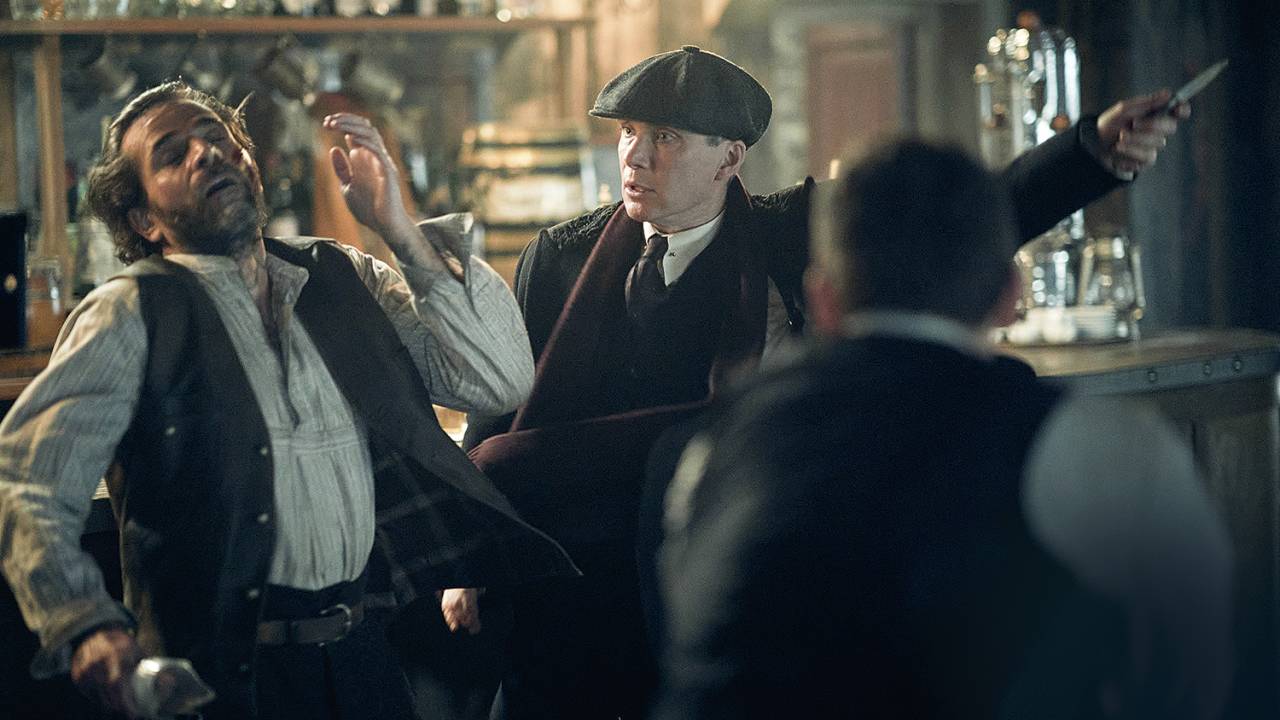 ANTI-HERÓI - Murphy (de boina), na pele de Tommy Shelby: o líder da gangue foi do submundo das apostas ao Parlamento britânico -