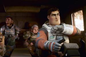 ANIMAÇAO—LIGHTYEAR-02.jpg TOLERÂNCIA - Cena do filme: Buzz vai aprender a importância do trabalho em equipe ao lado de tipos diferentes entre si -