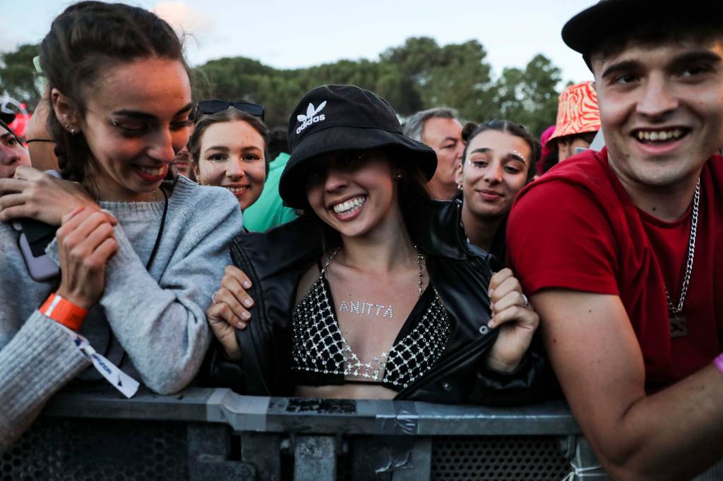 F&atilde;s da cantora Anitta durante sua apresenta&ccedil;&atilde;o no Rock in Rio Lisboa, no Parque da Bela Vista, Lisboa, Portugal, 26/06/2022.
