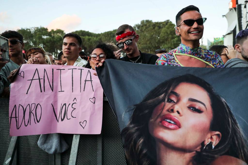 Fãs da cantora Anitta durante sua apresentação no Rock in Rio Lisboa, no Parque da Bela Vista, Lisboa, Portugal, 26/06/2022. Fãs da cantora Anitta durante sua apresentação no Rock in Rio Lisboa, no Parque da Bela Vista, Lisboa, Portugal, 26/06/2022.