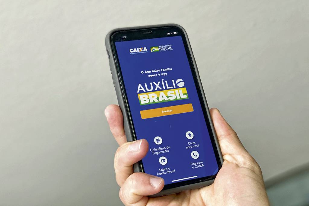 AUXILIO-BRASIL-CELULAR.jpg DIRETO NA CONTA - Aplicativo da Caixa: dinheiro para as famílias mais carentes -