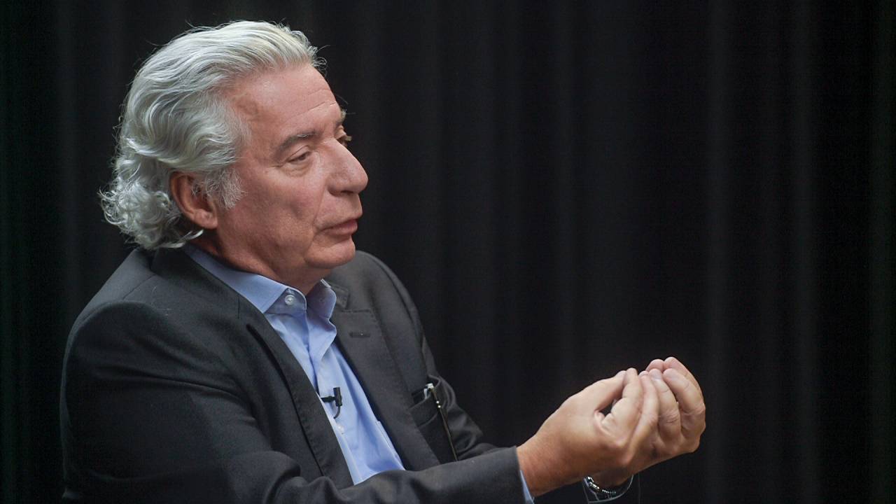 Adriano Pires, convidado no programa "Amarelas On Air", de Veja -