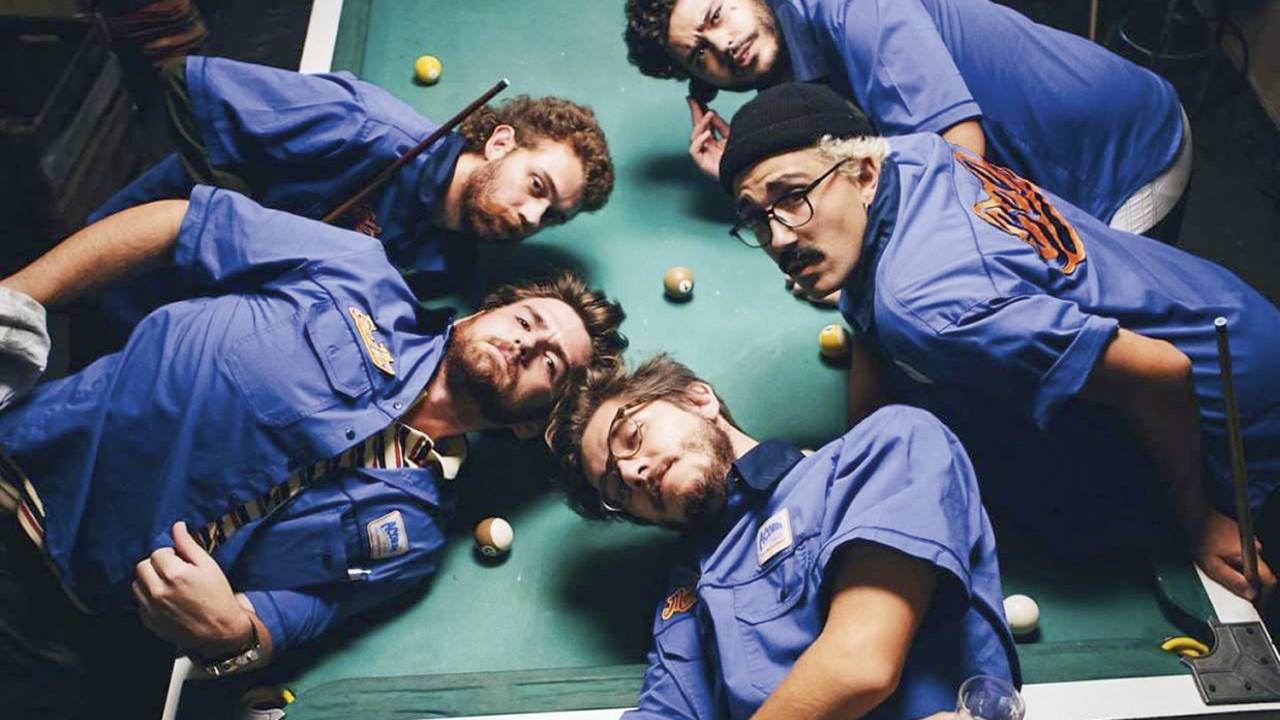 IRREVERENTES - Os músicos curitibanos no cenário que os inspirou: com humor, eles desbancaram o funk e o sertanejo -