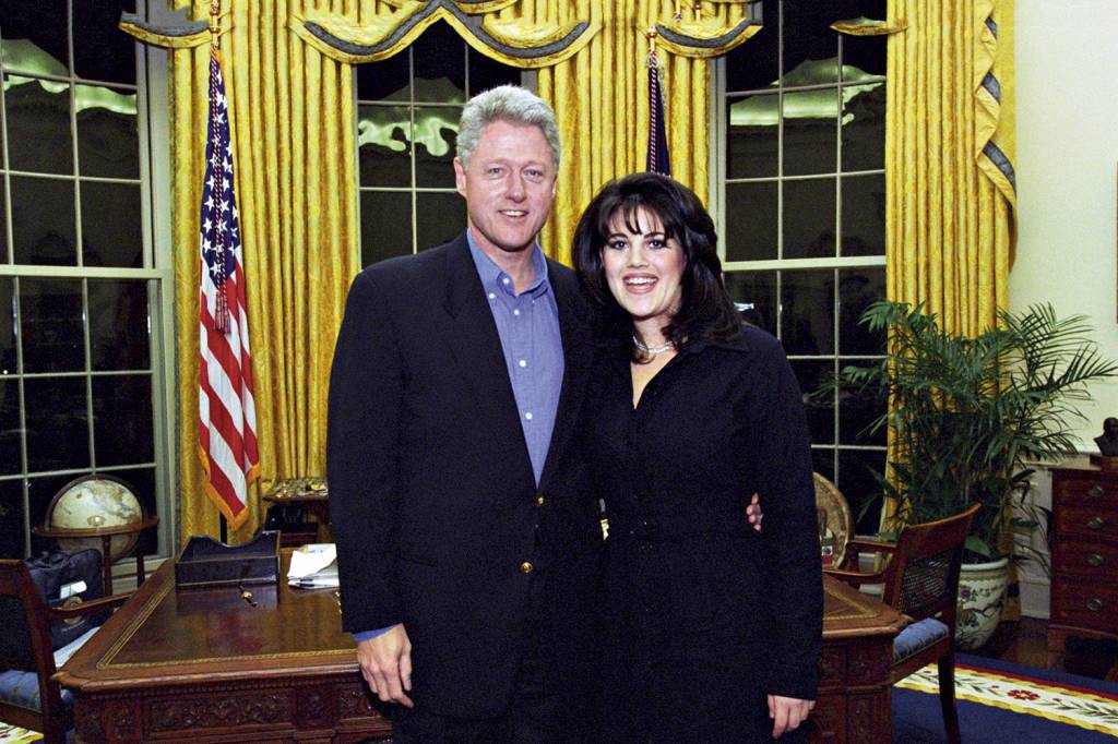 BILL-CLINTON—MONICA-LEWINSKY—February-28-1997.jpg TENTAÇÃO DO PODER - Clinton e Monica: o affair quase derrubou o presidente -